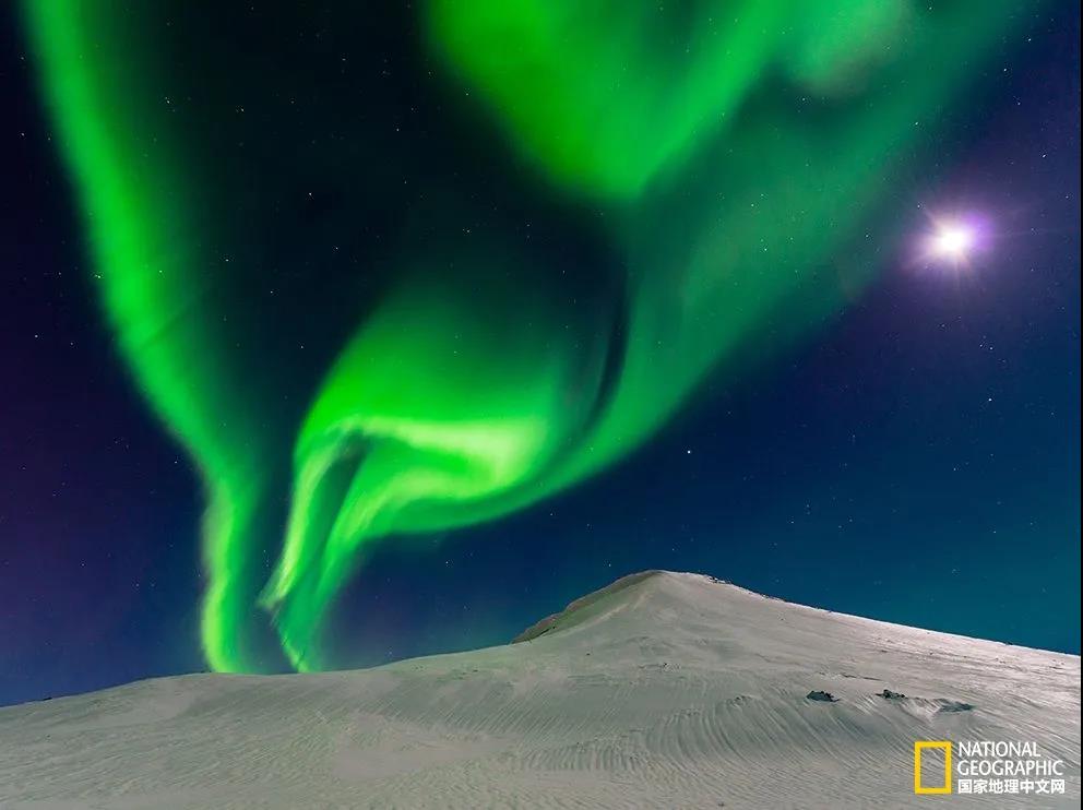 极光是以罗马的黎明女神欧若拉(aurora)命名的,它是由太阳大气发出的