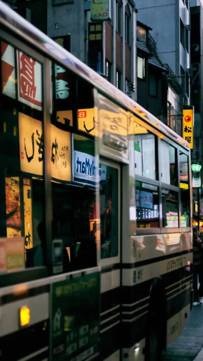 等一个人、还是等一个故事。