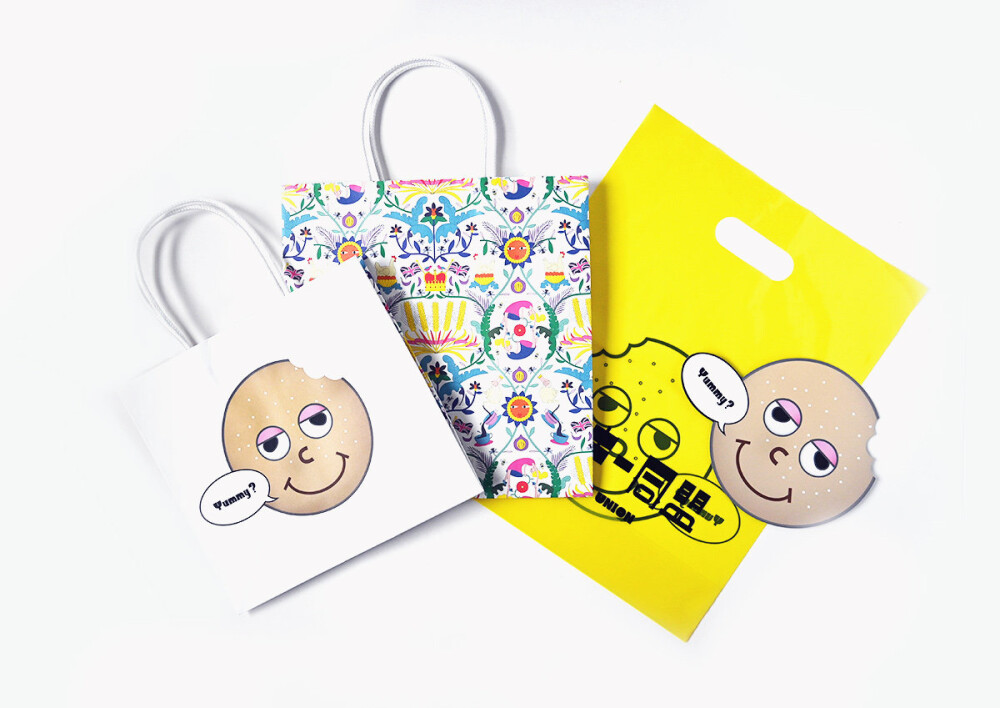 クッキー同盟
-
再现英国传统曲奇的品牌「曲奇同盟」。平面设计师平野篤史为品牌设计的包装，原创的插画和字体设计打造出了独特的曲奇世界。日式审美理解下的英国甜品文化，有些离经叛道的靠近着传统印象中的英伦风味，可能这就是和其他追求精美可爱的甜品包装区别开的特点。
#株式会社so# #日本设计# #平面设计# #包装设计#