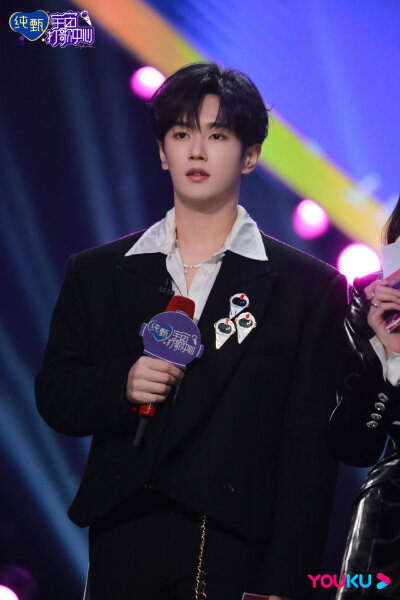 宇宙打歌中心：
@UNIQ-李汶翰 剧照上线！身穿黑西装的汶翰站在人群中格外亮眼，不愧是气质出众的翰翰子！[憧憬]#打歌人已就位# 每周日中午12点，锁定优酷全网独播！ ​​​