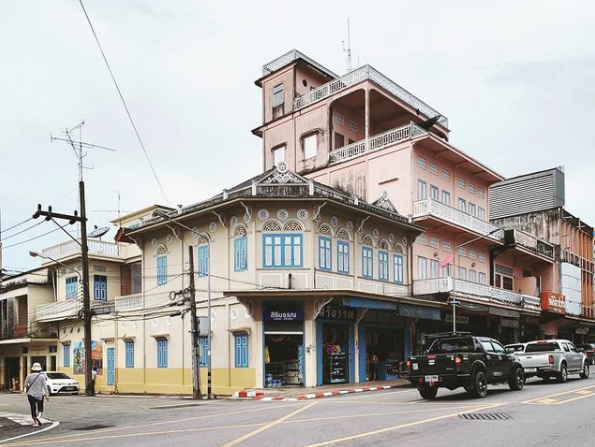 泰国建筑师Jeravej Hongsakul在2004年建立了IDIN建筑事务所，此后在旅店、公共建筑、度假村和住宅设计等领域都曾屡获大奖。