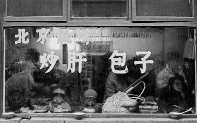 作为土生土长的北京人，摄影师张兆增的每张作品里都不难发现时代的文化印记和正宗的北京生活。