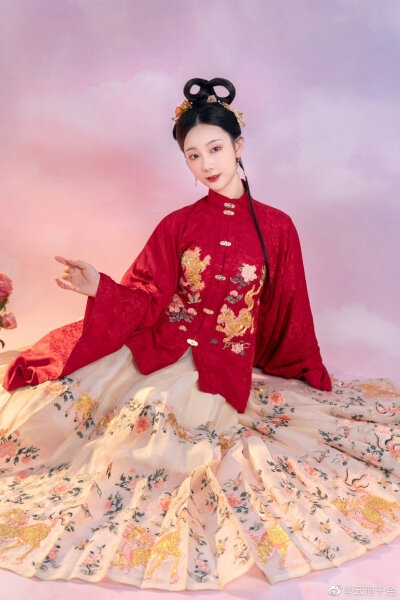 【云河千色】真丝重绉竖领对襟琵琶袖短袄+真丝暗花纱马面裙——六兽兆瑞
