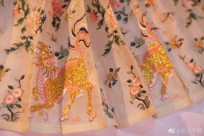 【云河千色】真丝重绉竖领对襟琵琶袖短袄+真丝暗花纱马面裙——六兽兆瑞
