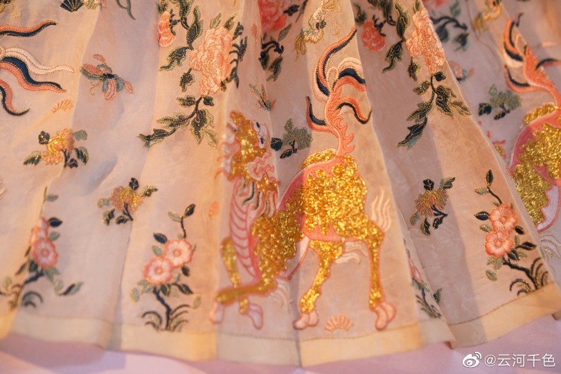 【云河千色】真丝重绉竖领对襟琵琶袖短袄+真丝暗花纱马面裙——六兽兆瑞
