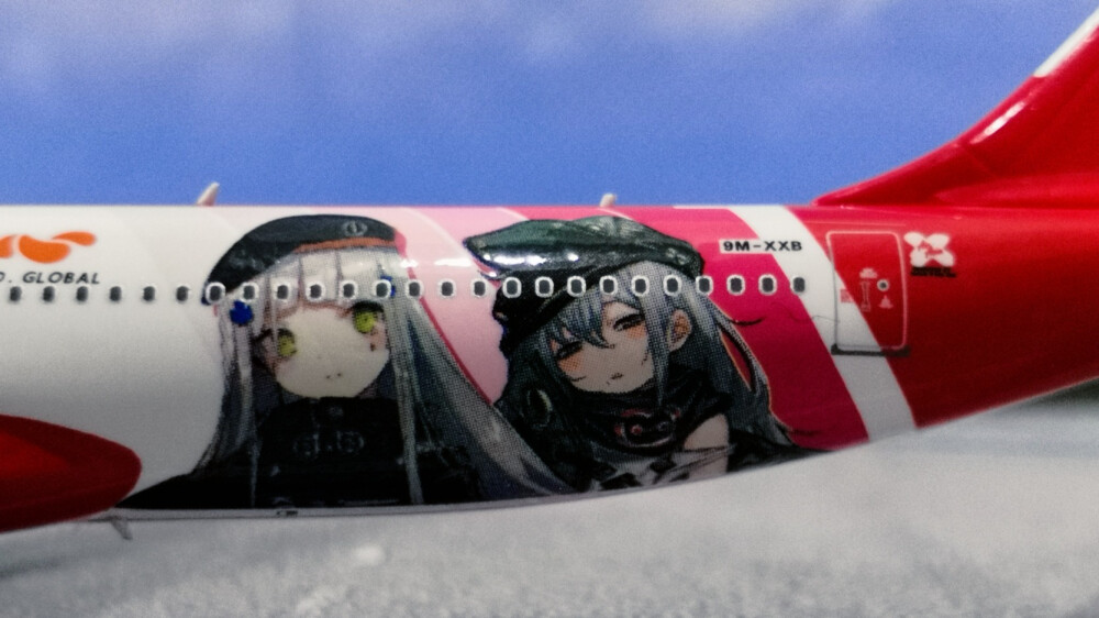 NG Models 1:400 亚洲航空 A330-300少女前线彩绘 9M-XXB
一款非常精美的1:400比例的模型，几乎完美还原了飞机的真实姿态，细节也十分出色: 例如镂空设计的发动机，配有橡胶轮胎的起落架，全立体天线等。