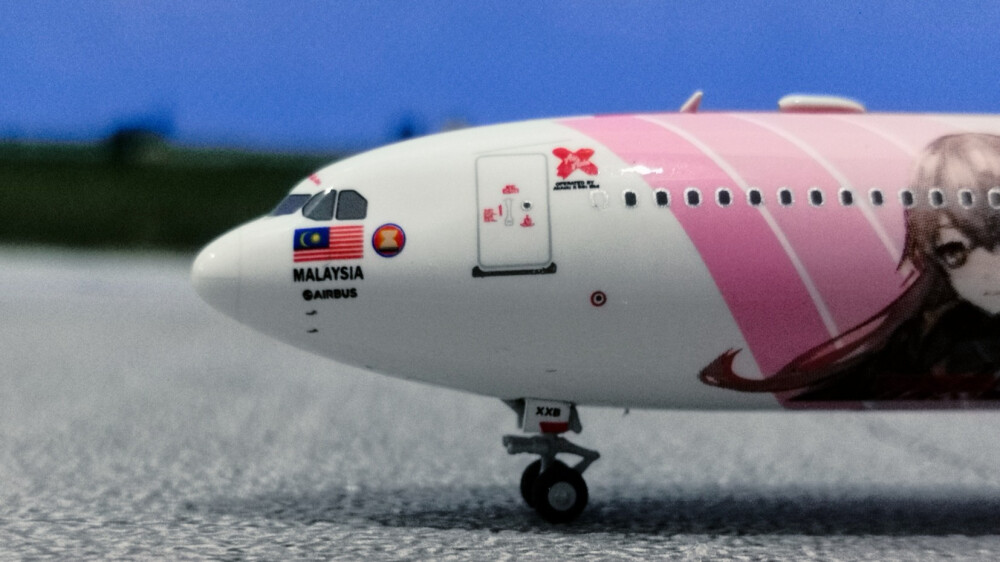 NG Models 1:400 亚洲航空 A330-300少女前线彩绘 9M-XXB
一款非常精美的1:400比例的模型，几乎完美还原了飞机的真实姿态，细节也十分出色: 例如镂空设计的发动机，配有橡胶轮胎的起落架，全立体天线等。