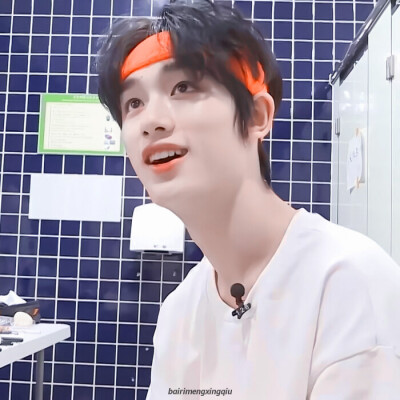 山风停止了呼吸，爱意盛在星河里。
原截江纪然