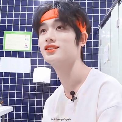 山风停止了呼吸，爱意盛在星河里。
原截江纪然