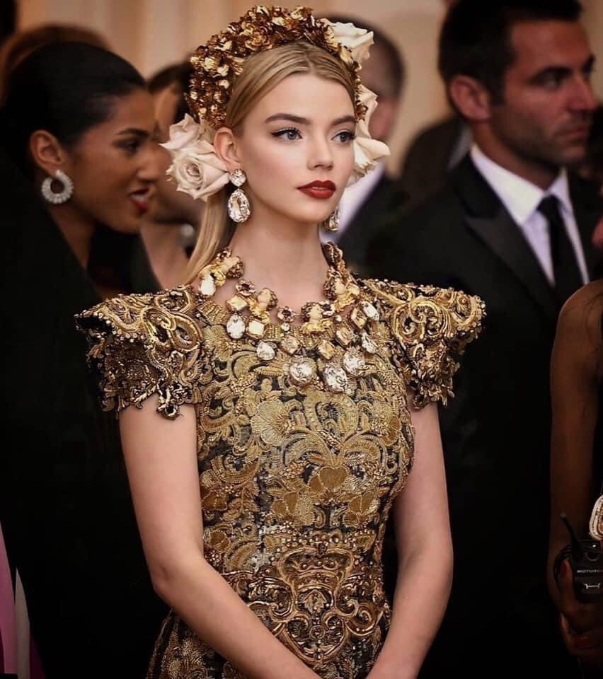 2018年 Met Gala 上的 Anya Taylor-joy（女王的棋局女主角） ???