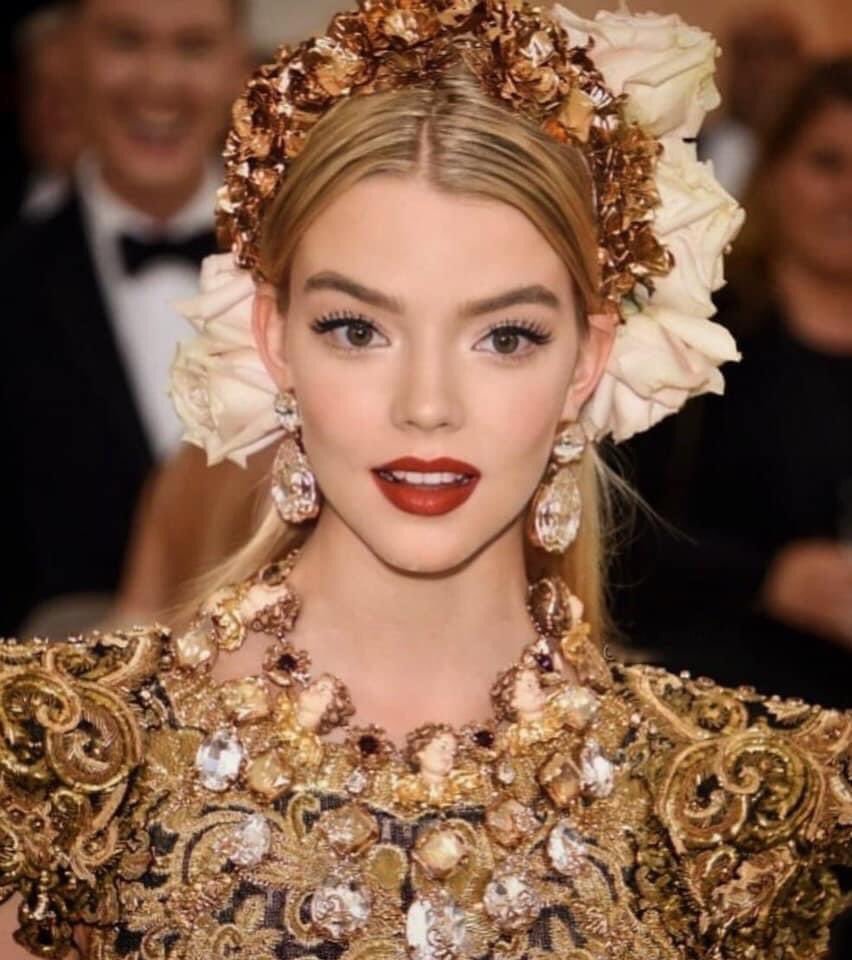 2018年 Met Gala 上的 Anya Taylor-joy（女王的棋局女主角） ???