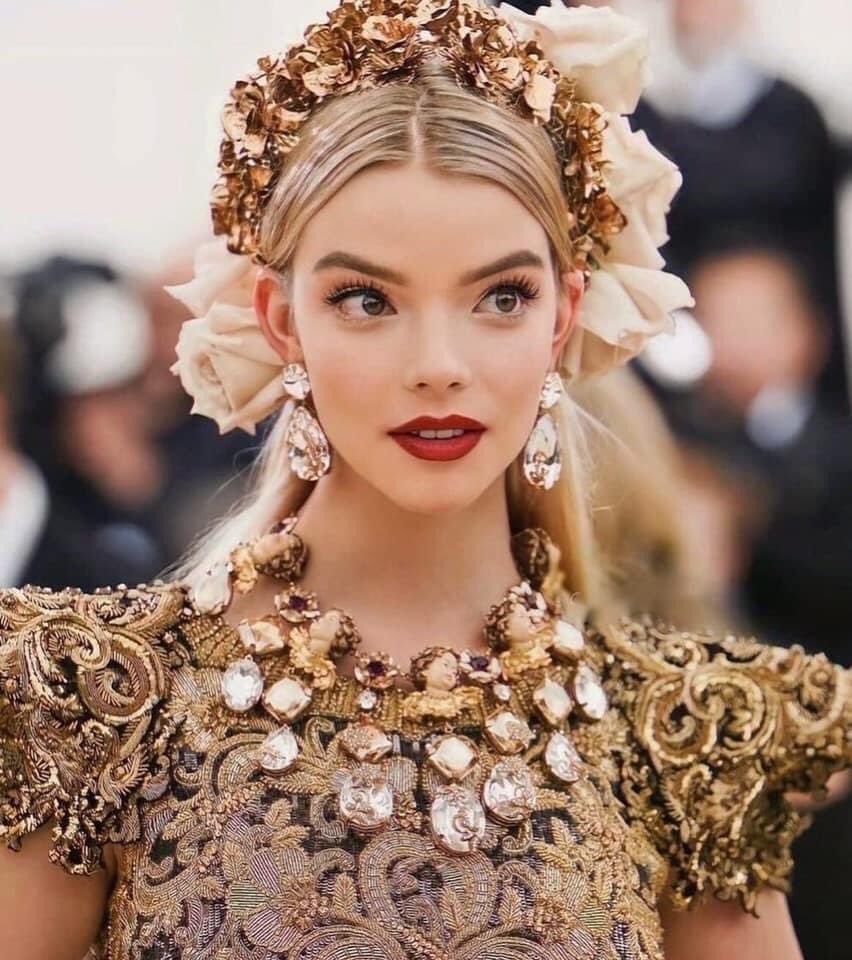 2018年 Met Gala 上的 Anya Taylor-joy（女王的棋局女主角） ???