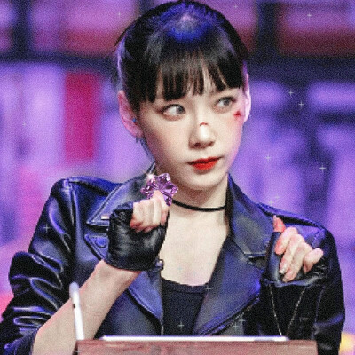 金泰妍Taeyeon.
▷ “怪盜小姐對著監控戲謔地搖了搖手裡的紫色寶石，緊接著視頻內容便出現一陣模糊，怪盜小姐享受著這將人玩弄於股掌之中的感受。”