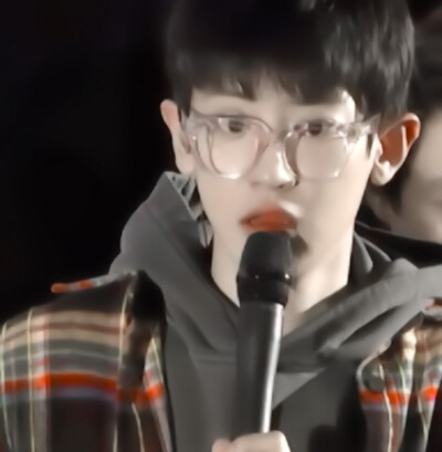 ©许喃
《烈烈子日记》
"啊啊啊终于拿到话筒了！但是……我要说什么？"