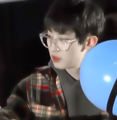 ©许喃
《烈烈子日记》
"啊啊啊终于拿到话筒了！但是……我要说什么？"