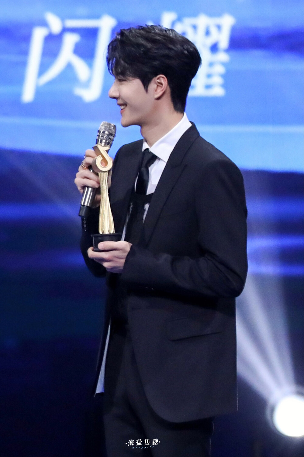 210119抖音星动之夜uniq王一博生图未修crlogo