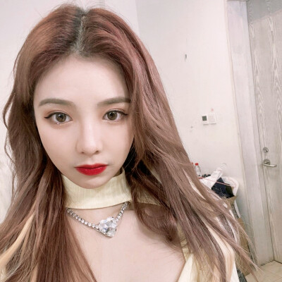 我啊 是出了名的小话唠 如果有一天我不说了 大概我们要渐行渐远了 回到开始了.
许杨玉琢 ©唐笑笑