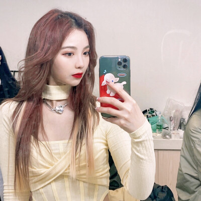 我啊 是出了名的小话唠 如果有一天我不说了 大概我们要渐行渐远了 回到开始了.
许杨玉琢 ©唐笑笑