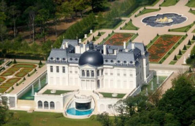 萨勒曼王储以2.3亿英镑买下法国巴黎庄园“路易十四城堡”，也打破了2011年伦敦一座豪宅创造成交价纪录，让“路易十四城堡”成为世界最贵的豪宅