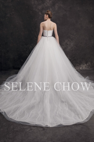 SELENE CHOW 婚纱，图源微博cr：@设计师Selene Chow
