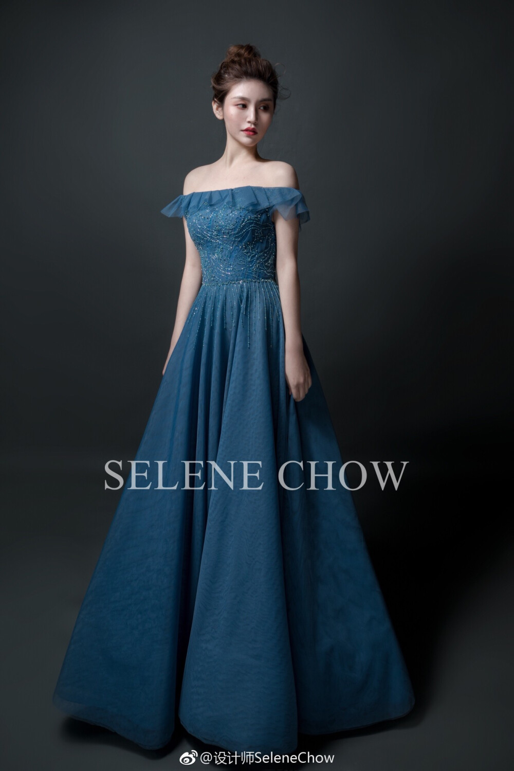 SELENE CHOW 蓝色系礼服，图源微博cr：@设计师Selene Chow