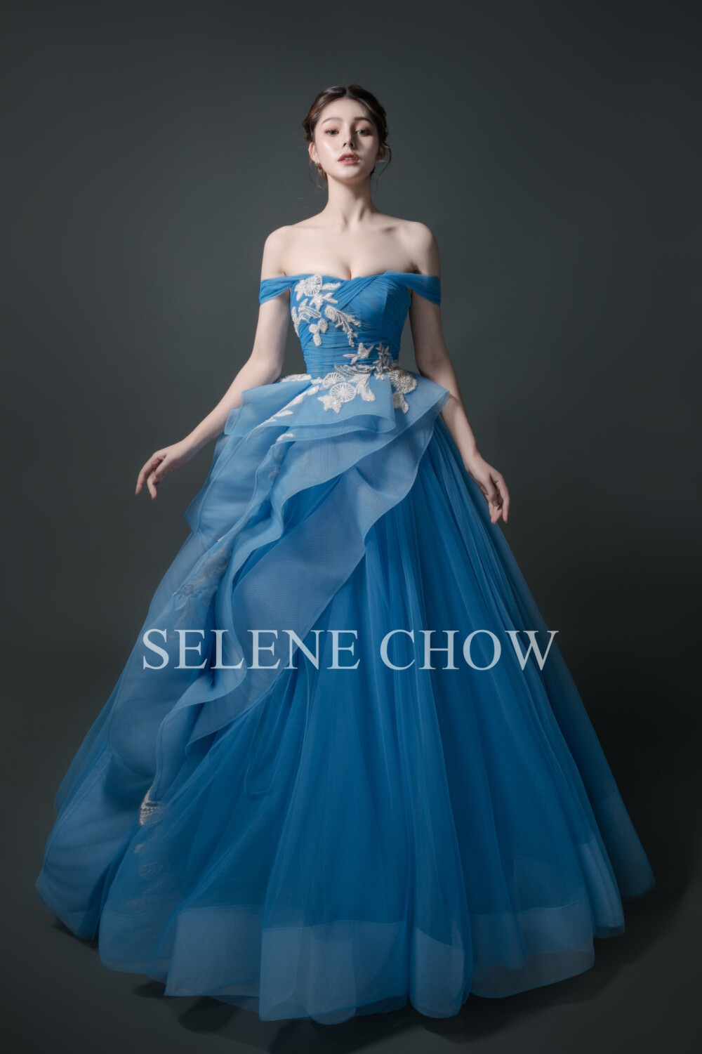 SELENE CHOW 蓝色系礼服，图源微博cr：@设计师Selene Chow