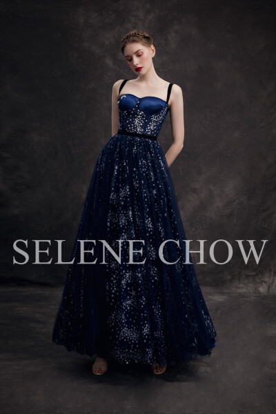 SELENE CHOW 蓝色系礼服，图源微博cr：@设计师Selene Chow