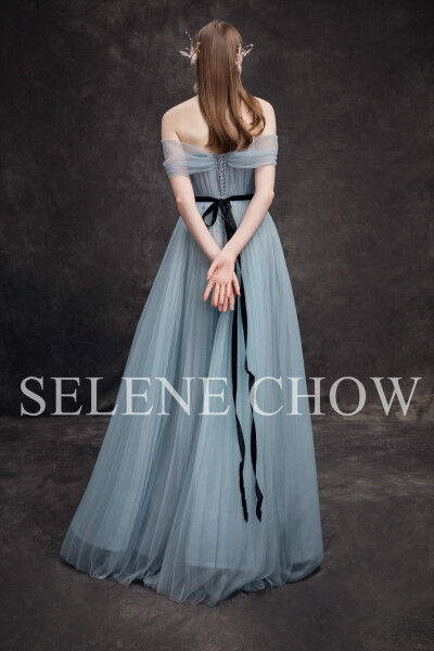 SELENE CHOW 蓝色系礼服，图源微博cr：@设计师Selene Chow