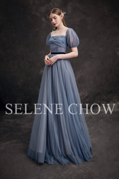 SELENE CHOW 蓝色系礼服，图源微博cr：@设计师Selene Chow