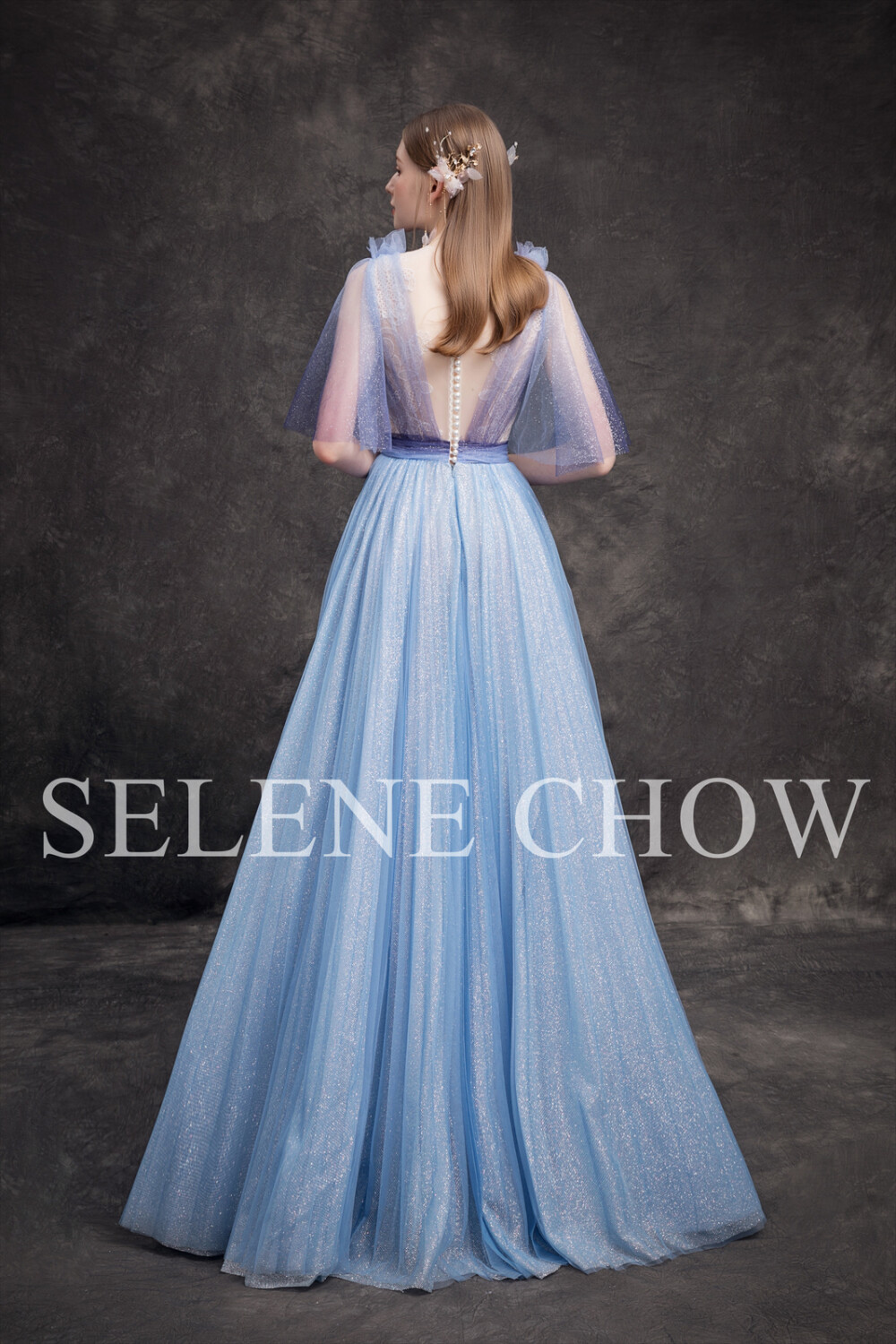 SELENE CHOW 蓝色系礼服，图源微博cr：@设计师Selene Chow