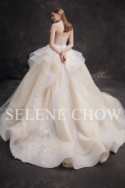 SELENE CHOW 婚纱，图源微博cr：@设计师Selene Chow