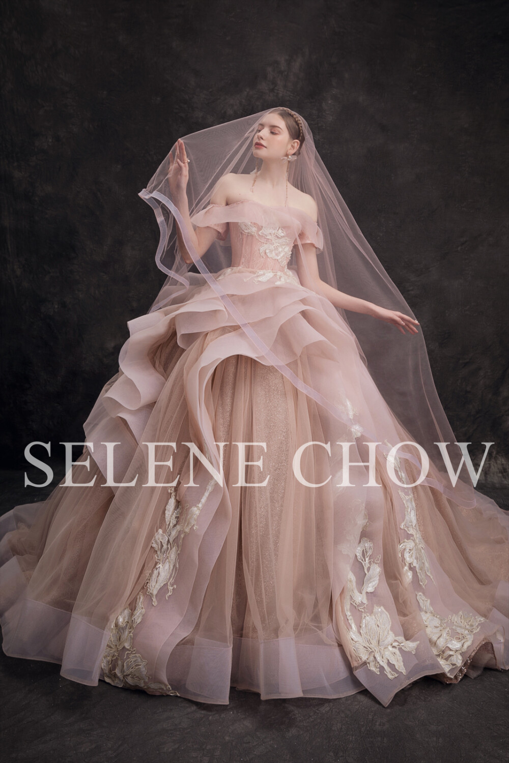 SELENE CHOW 婚纱，图源微博cr：@设计师Selene Chow