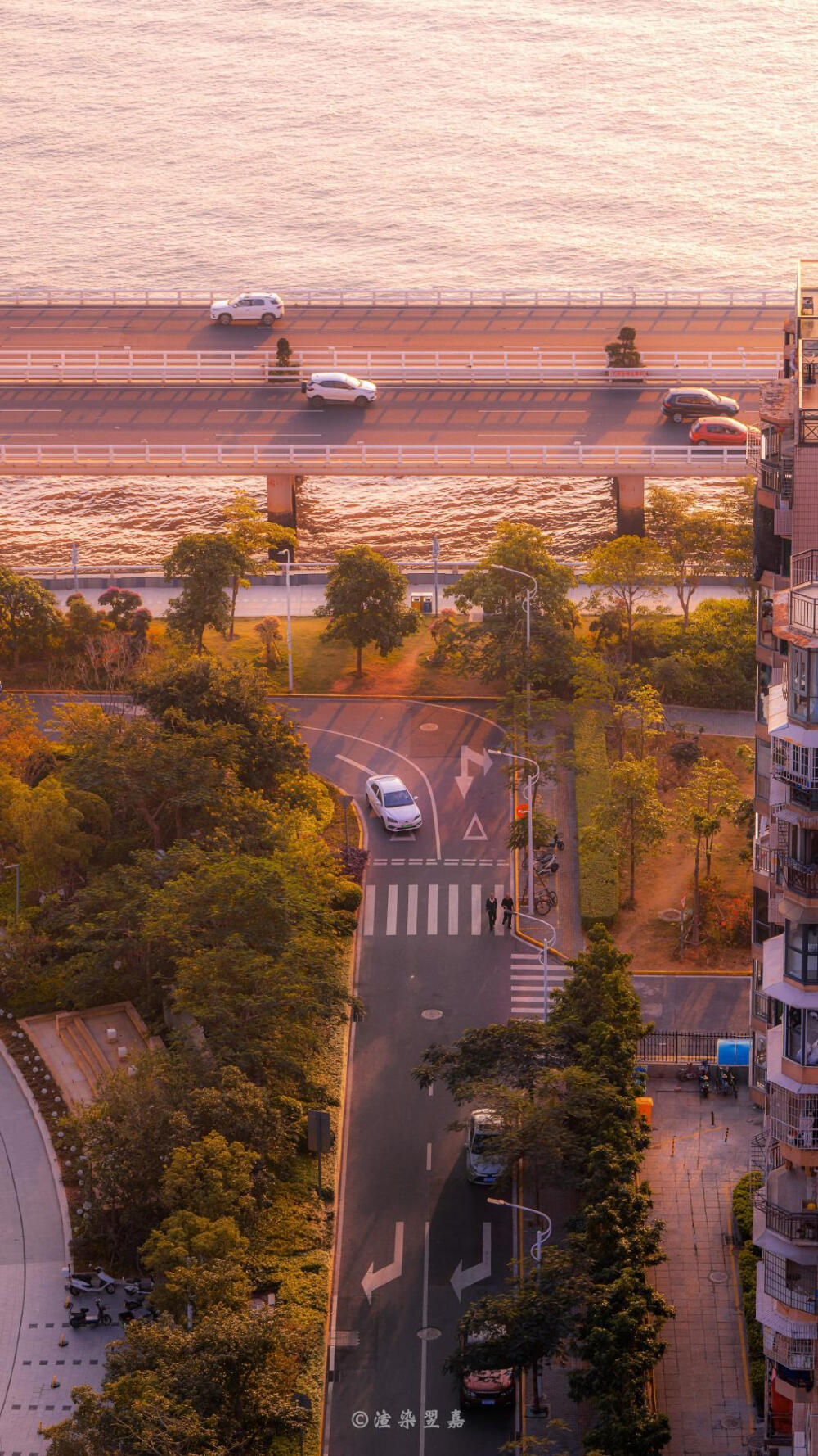 日落时空气都是温柔的
摄影@渲染翌嘉