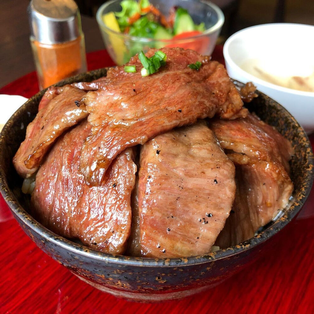 大口吃肉 北九州市 キッチン萬 上ロース焼肉丼セット