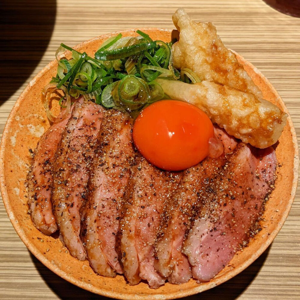 大口吃肉 大阪 本町製麺所 炙り鴨と白葱天小丼、きつねうどん