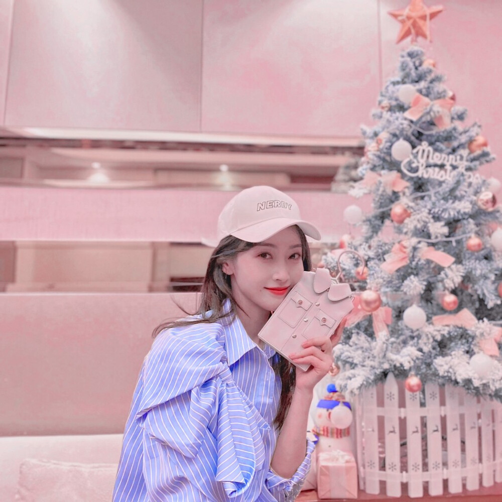 ˙别以爱之名来脚踏我的温柔。
˙宣璐 ／ 江思吟