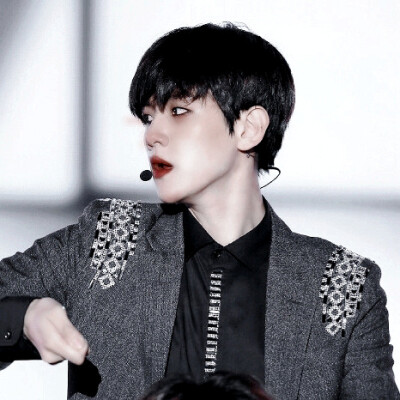 贤*/无趣的生活越发无聊，过往的人像极了小丑，只留我一人戏弄人间。
