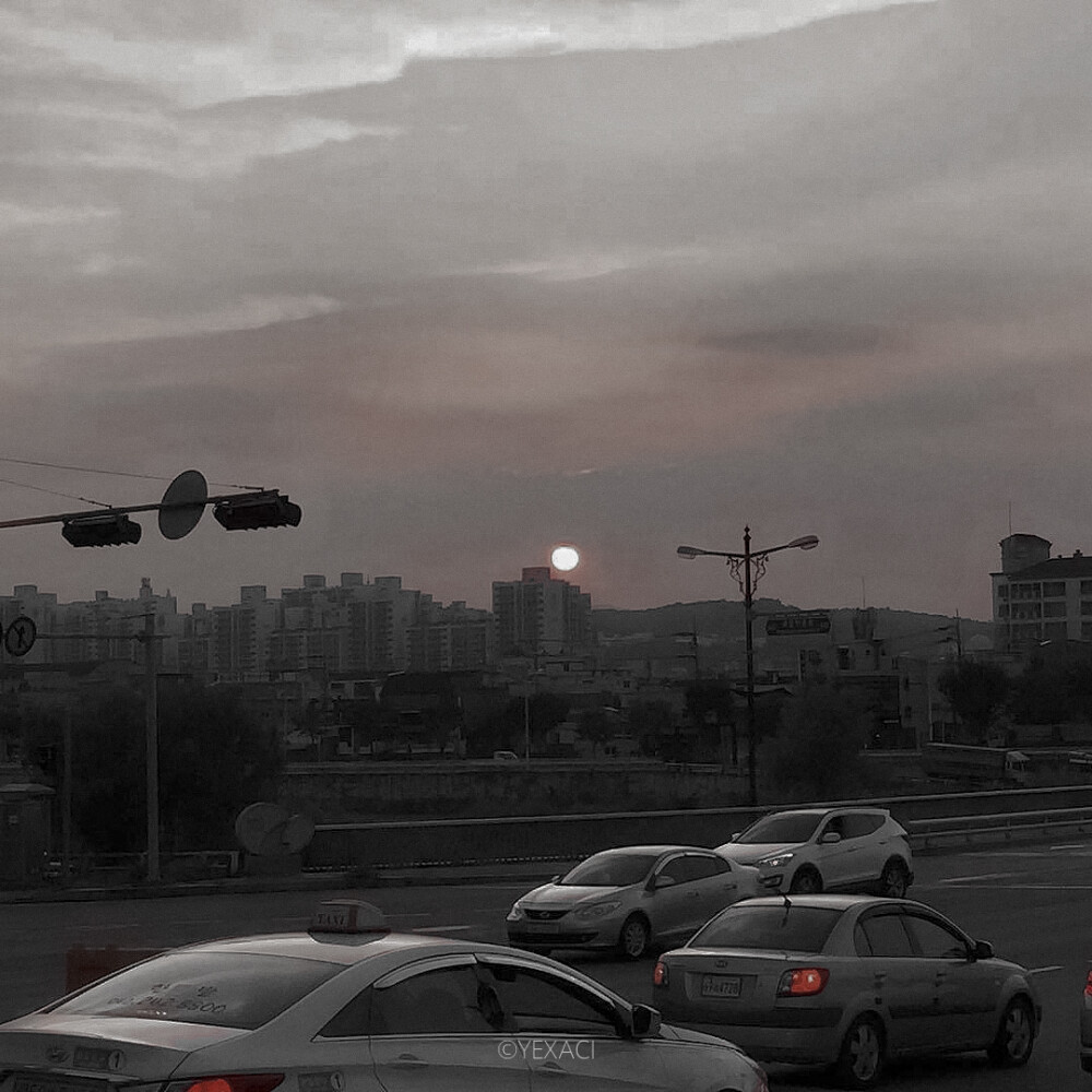 ≮朴秀荣≯異瞳吸血鬼
/ yojeum4242 /
©YEXACI
（幸好她沒有發現）我親愛的小姐，是時候改一改您這善良又粗心的性格了，否則哪天我忍不住了，您千萬不要叫的得太大聲。