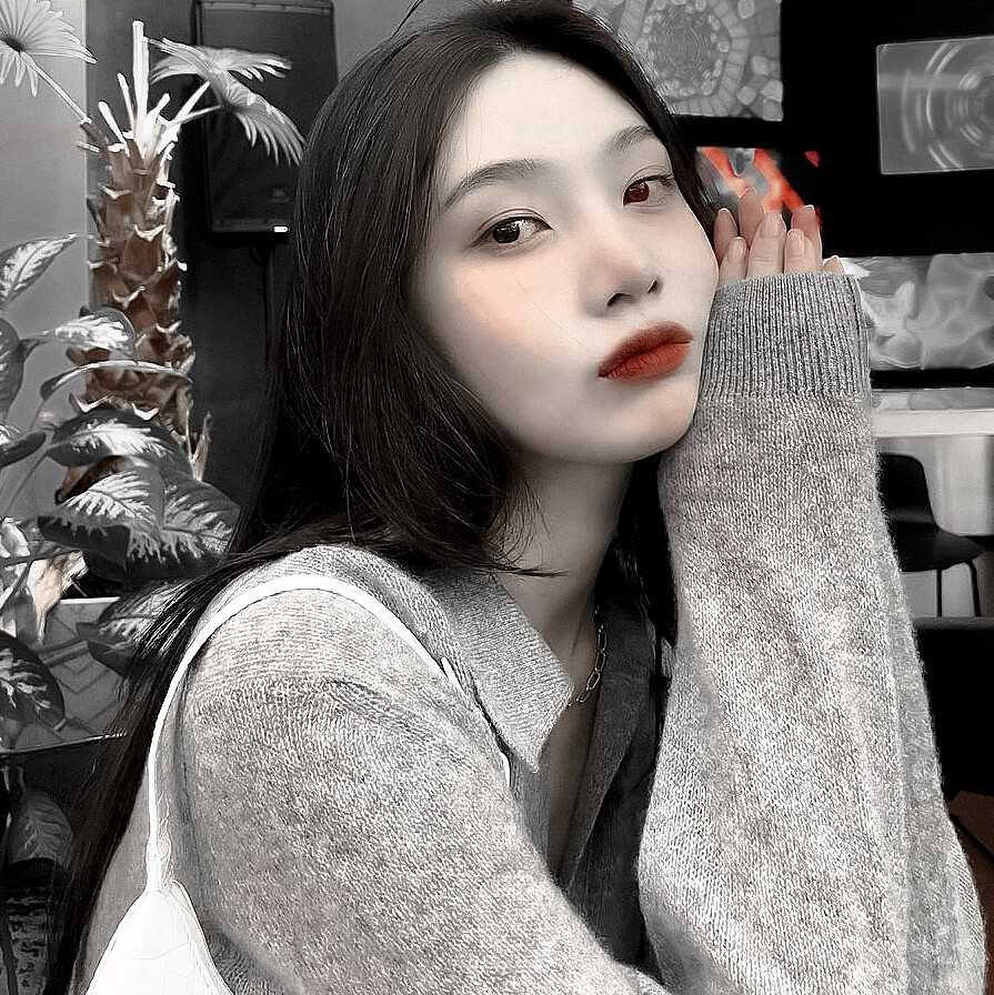 ≮朴秀荣≯異瞳吸血鬼
/ yojeum4242 /
©YEXACI
（幸好她沒有發現）我親愛的小姐，是時候改一改您這善良又粗心的性格了，否則哪天我忍不住了，您千萬不要叫的得太大聲。