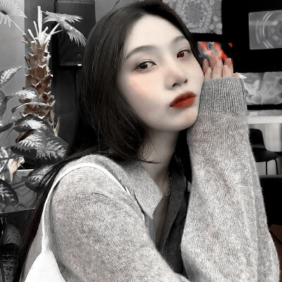 ≮朴秀荣≯異瞳吸血鬼
/ yojeum4242 /
©YEXACI
（幸好她沒有發現）我親愛的小姐，是時候改一改您這善良又粗心的性格了，否則哪天我忍不住了，您千萬不要叫的得太大聲。