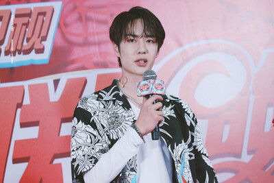 190129 湖南卫视春晚群访 @UNIQ-王一博 cr:logo