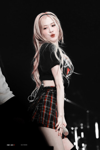 “明智的放弃胜过盲目的执著。”
_
原.FirstLove_rose
_
#朴彩英Rosé#