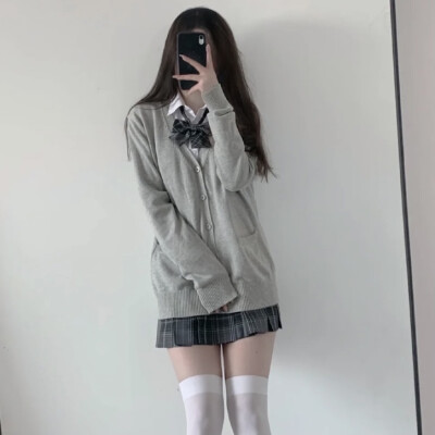因为小狗只最爱一个，所以它经常孤独，经常等待，经常呜咽，但从不会被谁抱走