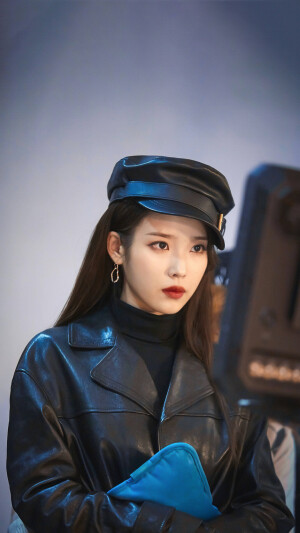 IU | Celebrity
cr:边五爷