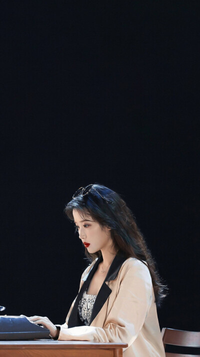 IU | Celebrity
cr:边五爷