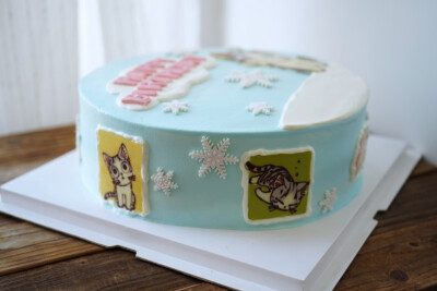 起司猫定制蛋糕，主图案略简单，放在十寸蛋糕上会有点单调，于是做了一圈小转印图案放在蛋糕侧面，增加趣味性和美观性