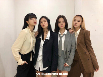 •BLACKPINK
Jisoo 人间四月
Jennie 人间香奈儿
Lisa 人间芭比
Rose 澳洲野玫瑰
Blackpink in your area.