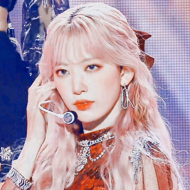 ˙窗外有风景 笔下有未来。
˙宫脇咲良 ／ 江思吟