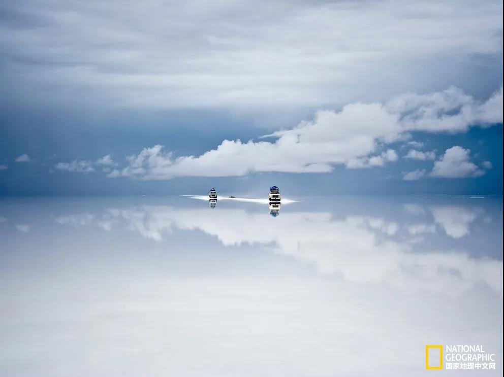 雨后盐漠
“在我们在玻利维亚盐漠的吉普之旅的第二天晚上，天空下起了雨，”摄影师Guy Nesher说道，“第二天我们发现，经过一整个晚上的雨水积累，地面变成了镜面。这种景象可谓震撼人心，最初我想要拍摄下这空旷的水面，却发现这样的照片少了点什么。后来我意识到，可以拍摄另一辆与我们一同旅行的吉普车。”摄影：Guy Nesher