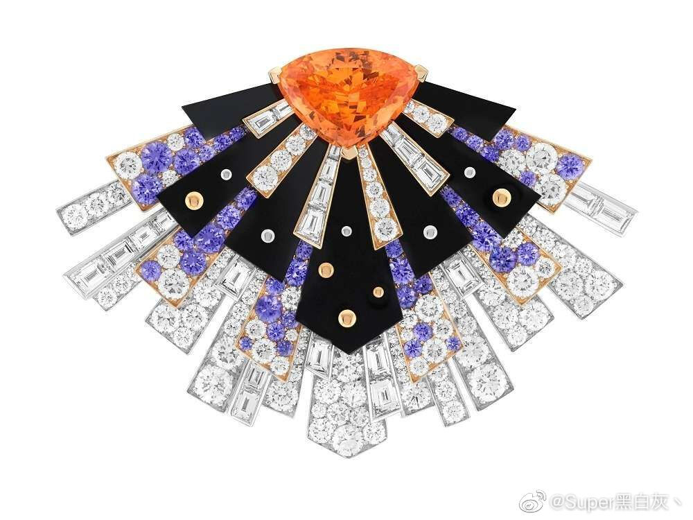 Van Cleef & Arpels 推出2021年新一季高级珠宝系列——「Sous Les Etoiles」，灵感源自浩瀚星空，通过天体物理、文学艺术2种角度来诠释这一主题，系列名在法语中意为「星空之下」。新作共由超过120件独一款作品组成，以瑰丽的宝石为星空赋予诗意想象，共耗时4年完成。 ​